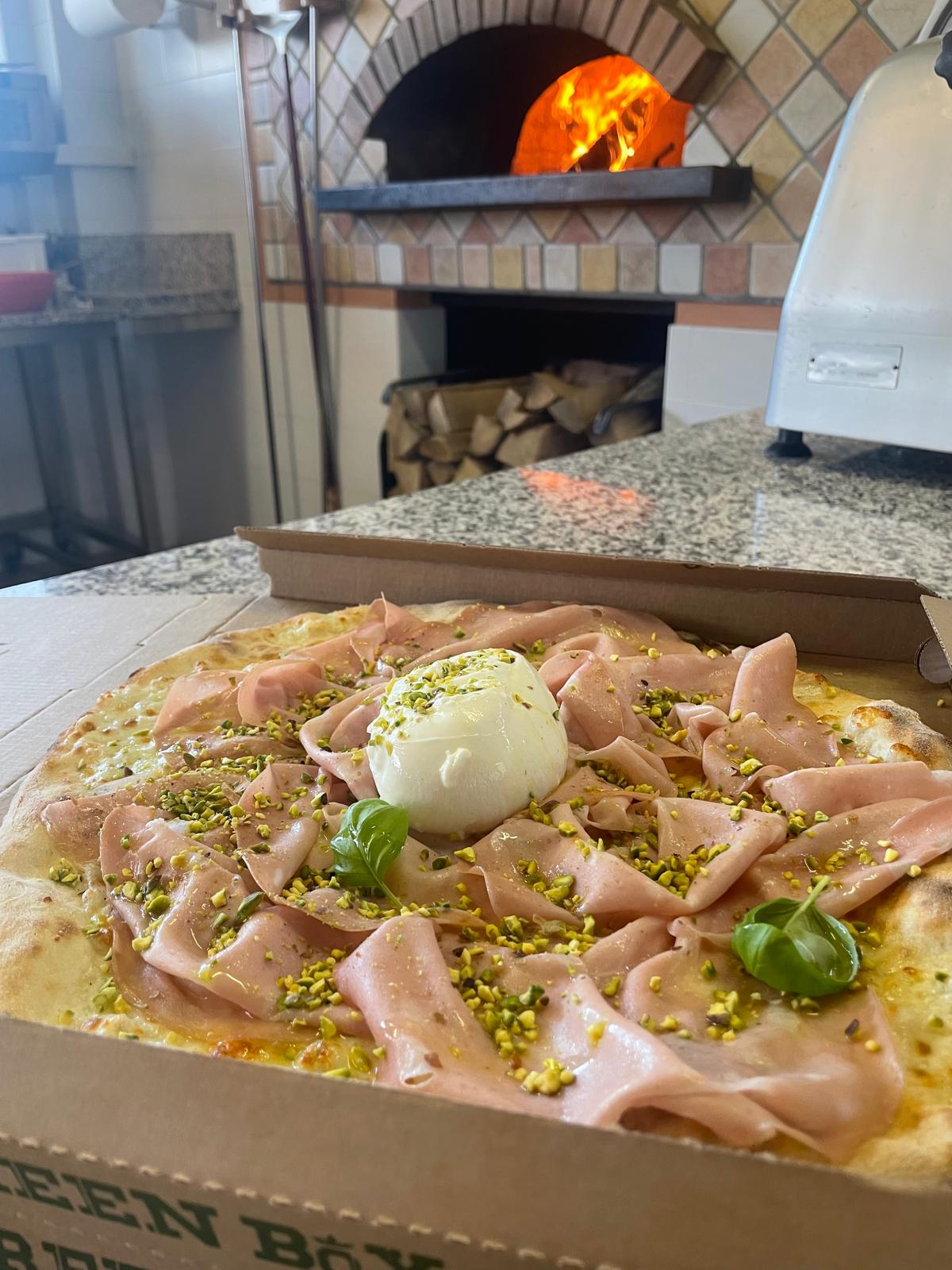 Pizza appena sfornata